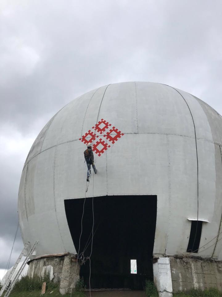 На вершині Томнатика, що на території Селятинської ОТГ, активно розфарбовують нові куполи «Паміра»