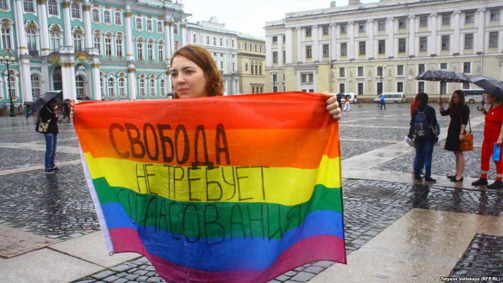 Геї і лесбійки, на думку 'Свободи', загрожують національній безпеці України більше, ніж намір купки людей ревізувати вибір громади Чернівців?