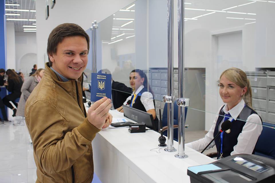По всій території України більше немає черг на отримання нового біометричного закордонного паспорту, - Аваков