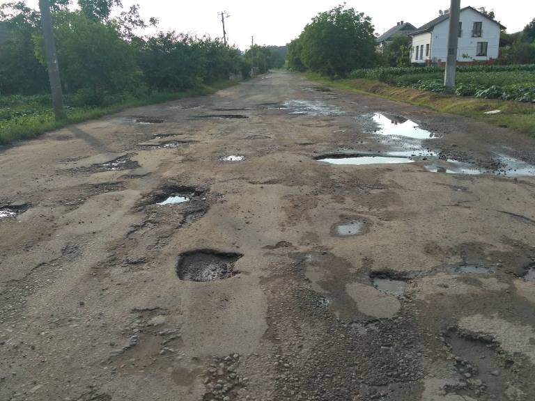 Вже середина серпня, але управління ЖКГ Чернівецької ОДА  до ремонту дороги в с. Михальча ще навіть не приступало