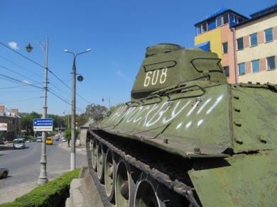  Чернівецька міська рада має намір заборонити знесення пам’ятника радянському солдату і танку в місті