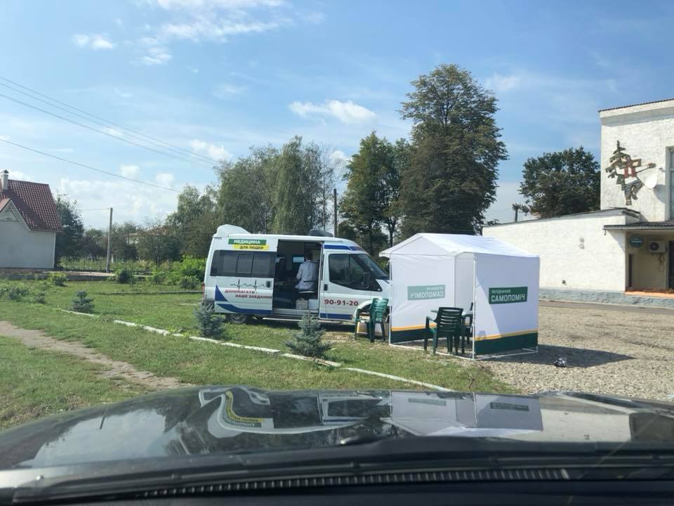 Нардеп Рибак зловив медичних аферистів на замаскованому під швидку автомобілі поруч із наметом «Самопомочі» в Банилові 