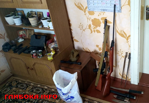 На Буковині в домі померлого бійця АТО вилучили арсенал зброї (фото)