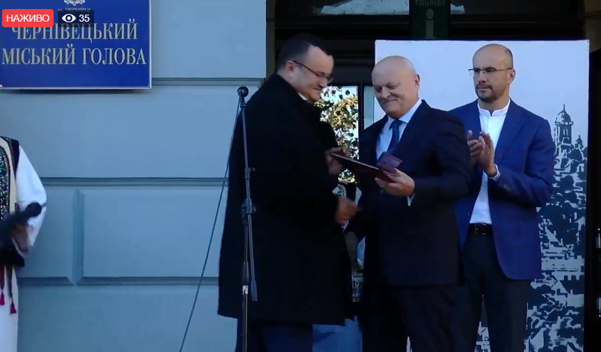 Гройсман нагородив Каспрука почесною відзнакою Кабінету міністрів України за вагомий внесок у розвиток місцевого самоврядування