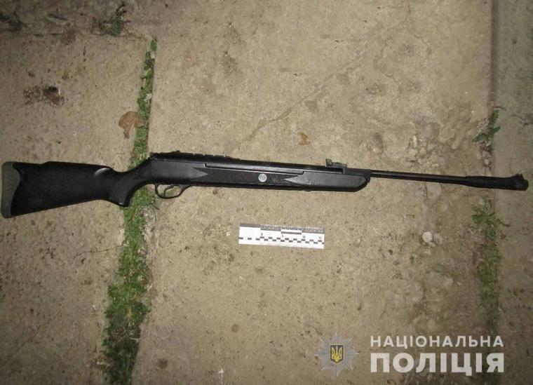 На Буковині 14-річний хлопчик вистрілив у свого брата з рушниці 