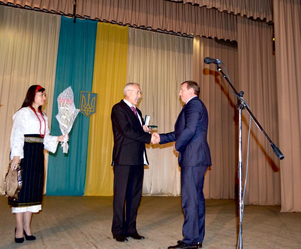 Фищук нагородив Рибака за багаторічну сумлінну працю на благо Буковини з нагоди «100-річчя Буковинського віче»