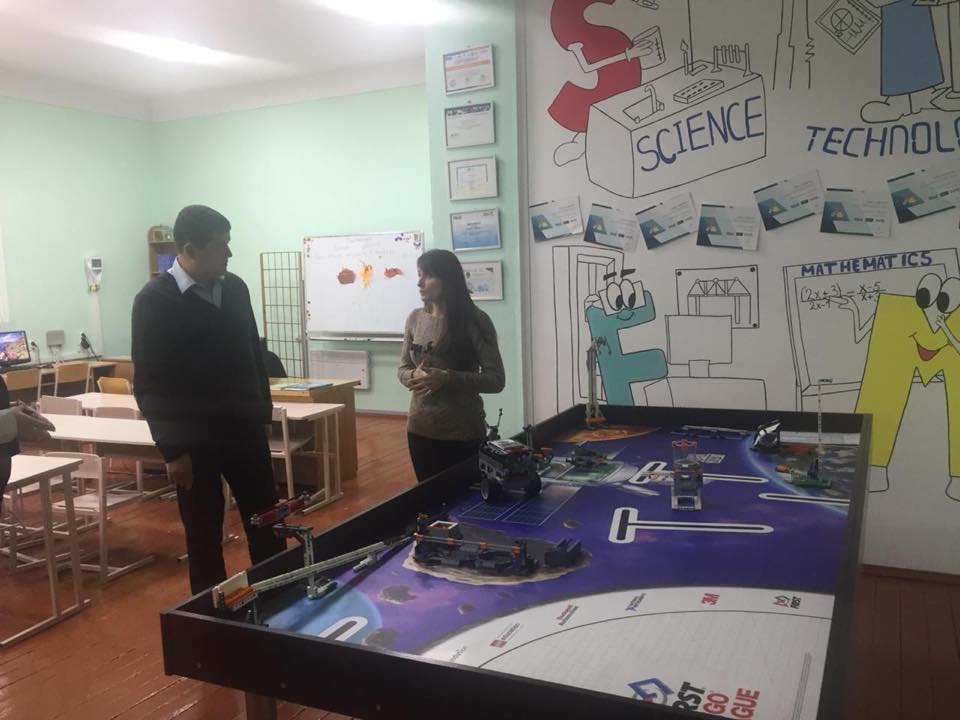 Бурбак обіцяє підтримку школі на Кельменеччині, де програмують робототехніку
