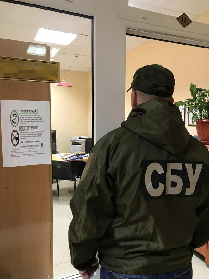 СБУ викрила на хабарах одного з керівників державної міграційної служби Чернівців (ФОТО)