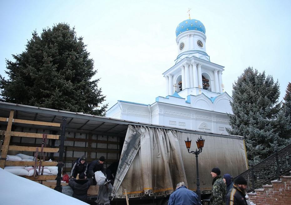 З Чернівецької єпархії УПЦ МП передали 25 тонн продуктів для переселенців у Святогірську лавру 