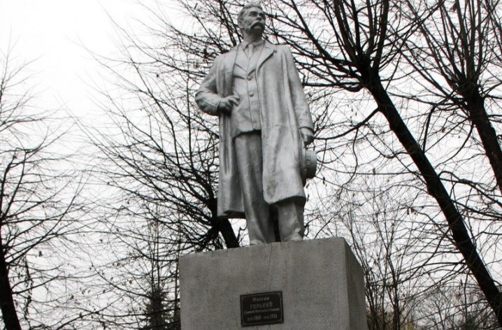Тиражована скульптура Горького, яка не має художньої цінності, розвалився на три частини  під час демонтажу у Садгорі