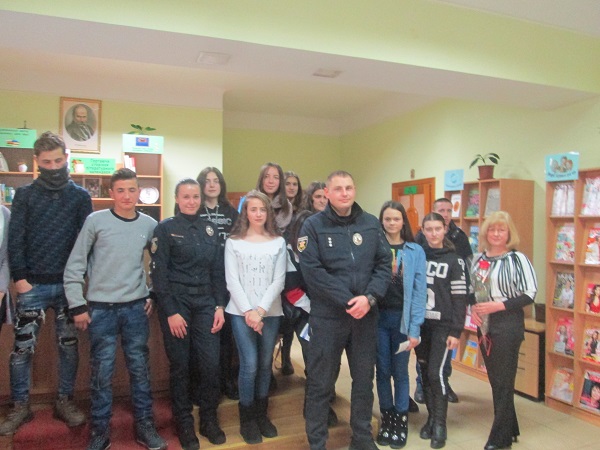 У Чернівцях відвідувачів бібліотеки інформували  про гарантовані їм Конституцією та законами України права