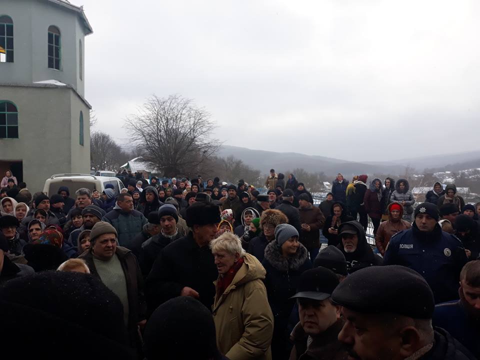 Попри шалений спротив, церковна громада села Горошівці на Буковині прийняла рішення про перехід до Православної Церкви України 