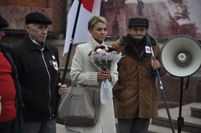 Чернівчани привітали Юлію Тимошенко з днем народження десятками букетами квітів (оновлено)