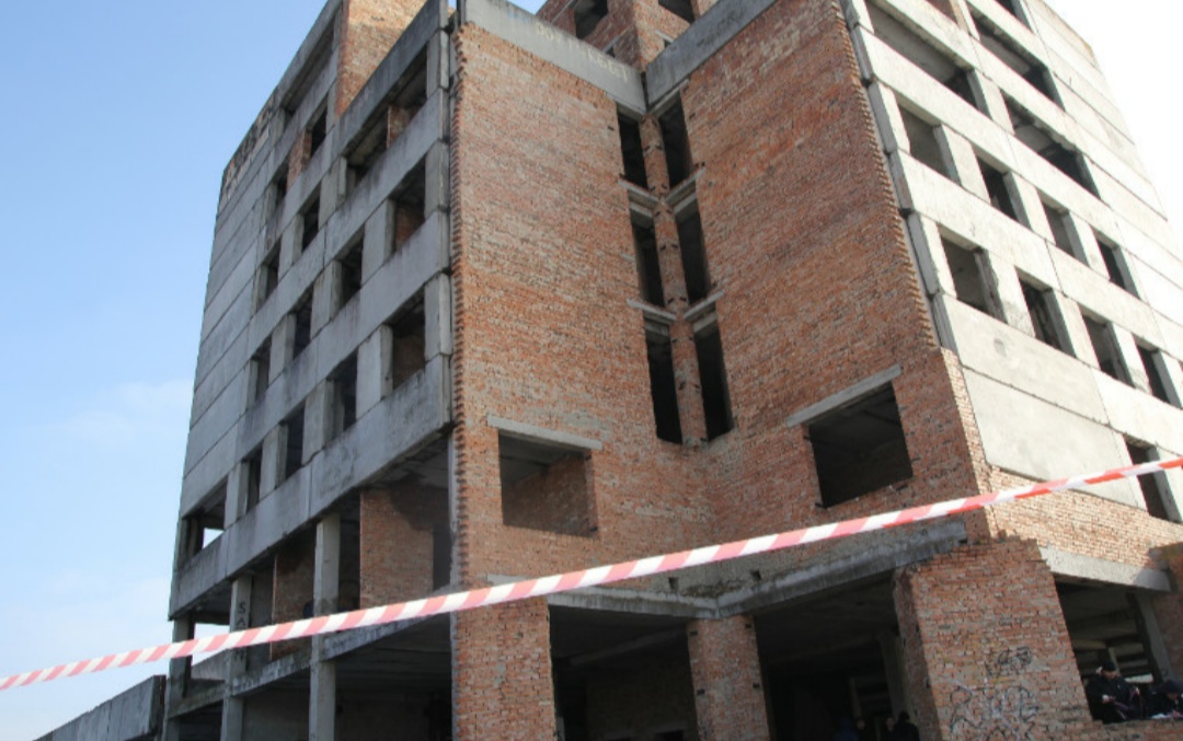 Поліція Чернівецької області розслідує обставини самогубства двох  молодих людей, які стрибнули з семиповерхівки  у Сторожинці