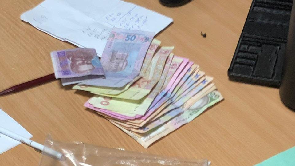 На Буковині затримали начальника сектору Державної міграційної служби під час отримання 7800 гривень за видачу закордонного паспорта

