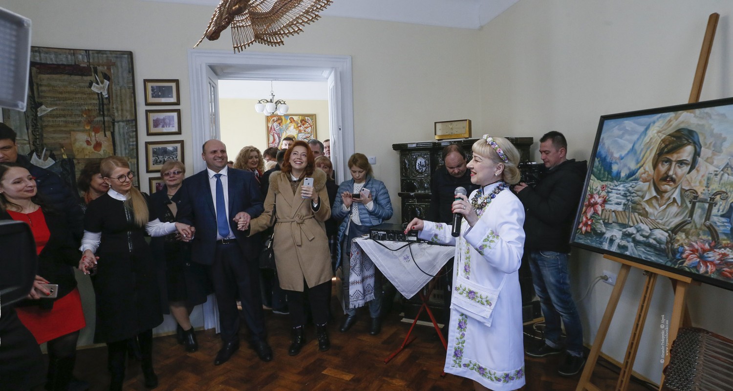 Юлія Тимошенко у Чернівцях віддала шану світлій пам’яті великого Майстра Володимира Івасюка (+ВІДЕО)