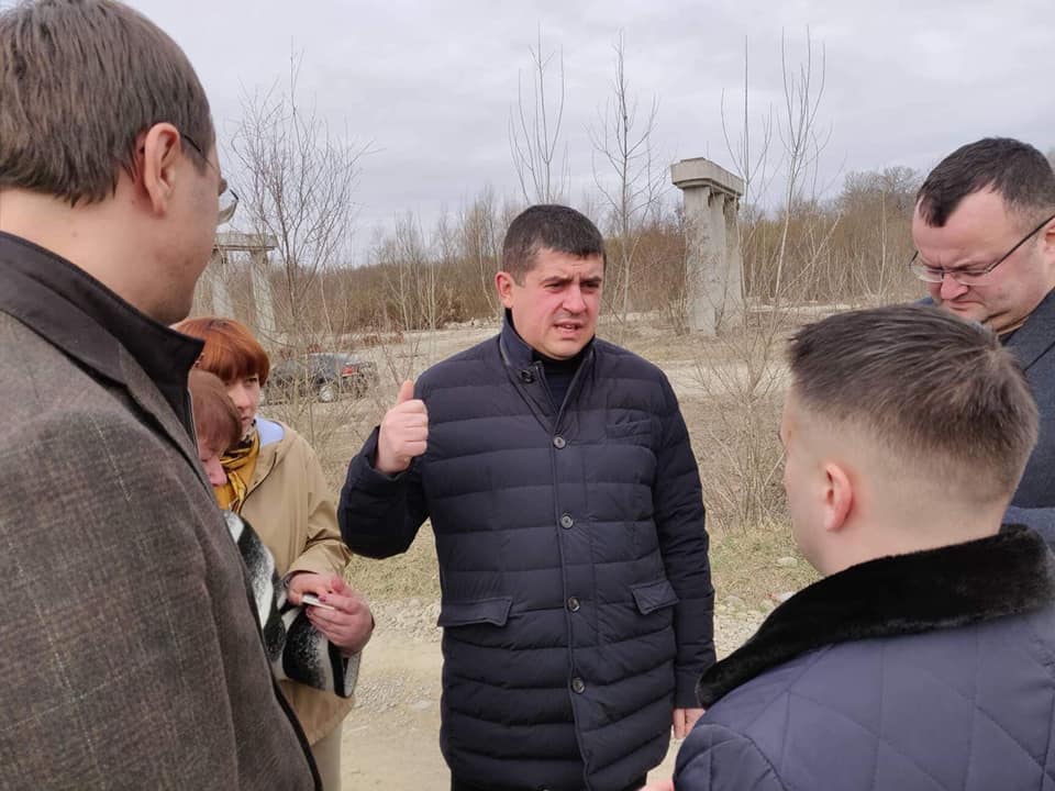 Міністр Омелян і нардеп Бурбак зустрілись з головами НовоселицькоЇ та Герцаївської РДА на недобудованому мосту поблизу Маршинців