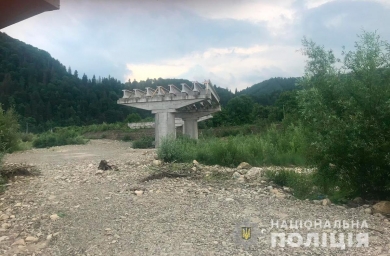 На Буковині намагаються ще до снігу почати будувати міст через Черемош, який був зруйнований в 2008 році 