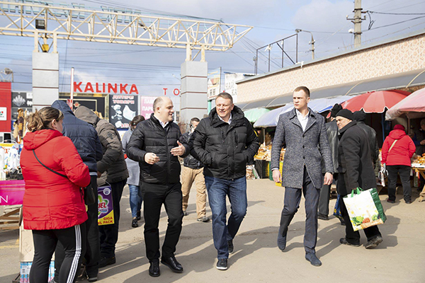 Кандидати в президенти: хто відвідав Буковину у березні?
