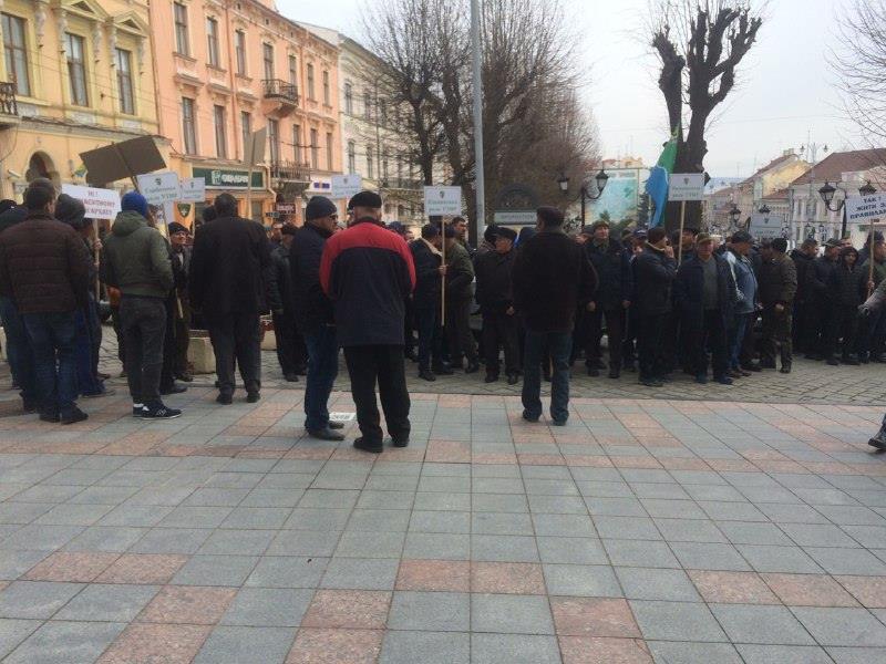 Буковинські мисливці і рибалки обложили Чернівецьку міську раду: зі скандалом депутати продовжили оренду приміщення (ОНОВЛЕНО)