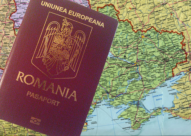 Один буковинець кинув свій паспорт у скриньку для бюлетенів, а інший прийшов голосувати з румунським паспортом