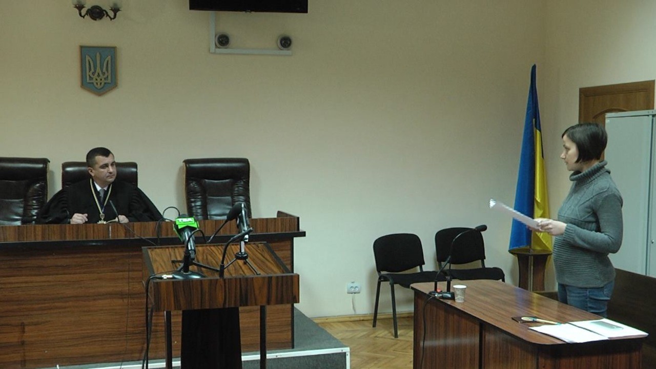 У Чернівецькому адміністративному суді зупинили слухання у справі громадської діячки Надії Бабинської