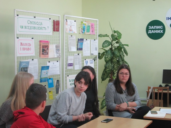 Чернівецьким старшокласникам у бібліотеці розповіли про наслідки булінга 