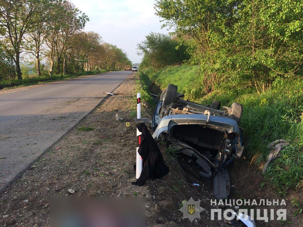 Житель Мамаївців,  який кермував напідпитку, перекинув автомобіль у Васловівцях :  один із двох пасажирів загинув 