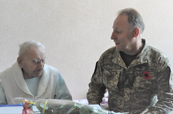 Найстаршому серед ветеранів, до яких завітав військовий комісар Чернівецького ОВК полковник Віталій Чурай, цьогоріч виповниться сто два роки