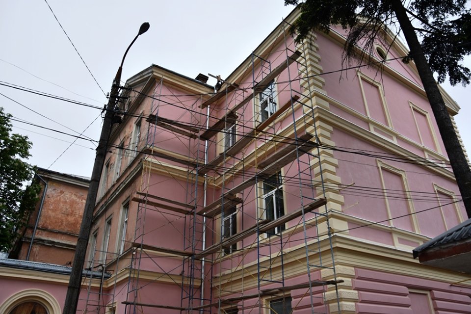 Щойно відремонтовані Пуршагою фасади обласної лікарні вже сиплються, бо попередній керівник медустанови Ушаков не передбачив заміну водопровідних мереж 