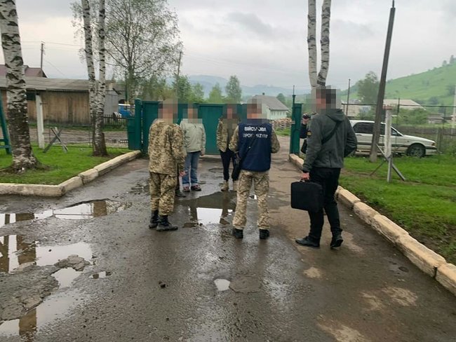На Буковині троє прикордонників попалися на хабарі 45 тис. грн за допомогу в контрабанді сигарет до Румунії, - військова прокуратура