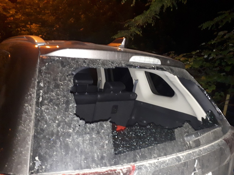 Активістові партії Порошенка у Чернівцях  Андрію Шалєєву невідомі розбили вікна автівок 