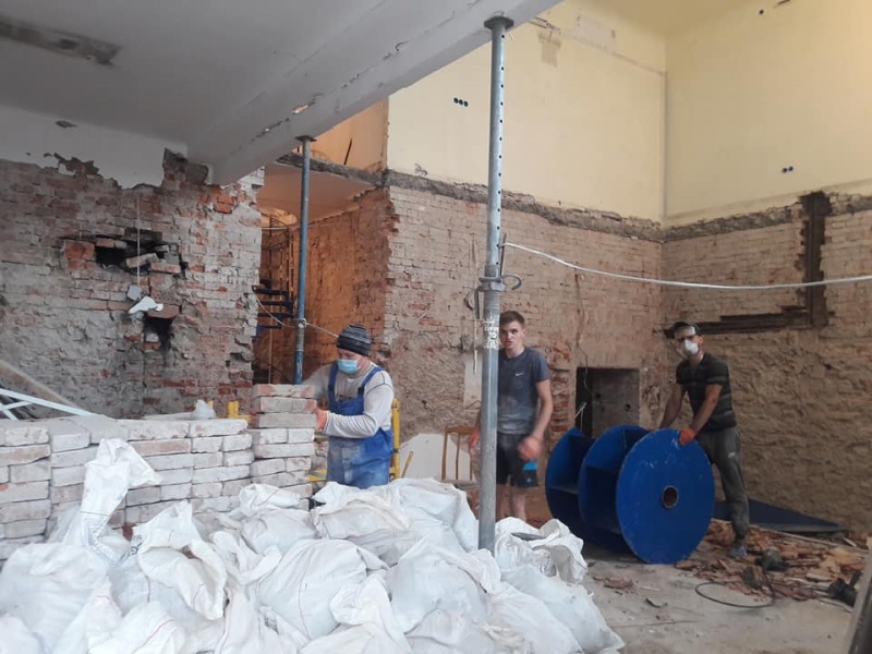 Знищення «Української книги»: у приміщенні – роздовбані стіни, вивозять австрійську цеглу – фото
