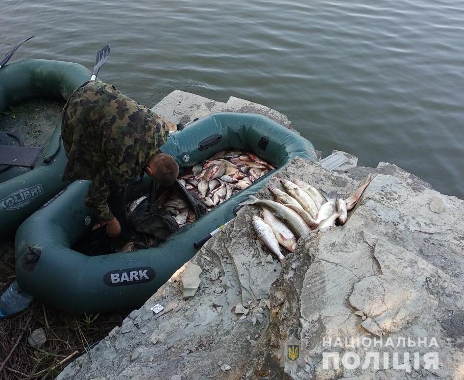 Браконьєру, який сіткою ловив рибу у Дністрі, загрожує до трьох років обмеження волі