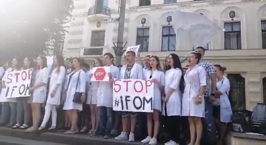У Чернівцях майбутні лікарі відмовляються йти на іспит з Міжнародних основ медицини