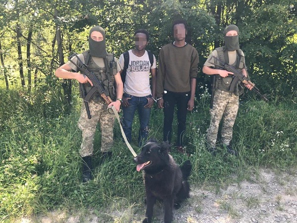 На Буковині затримано чотирьох порушників та викрито сховок із контрабандою