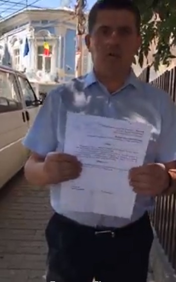 Поки Божик виправдовується, Бурбак вже зареєстрував офіційну заяву в Генконсульстві Румунії щодо наявності чи відсутності румунського паспорта
