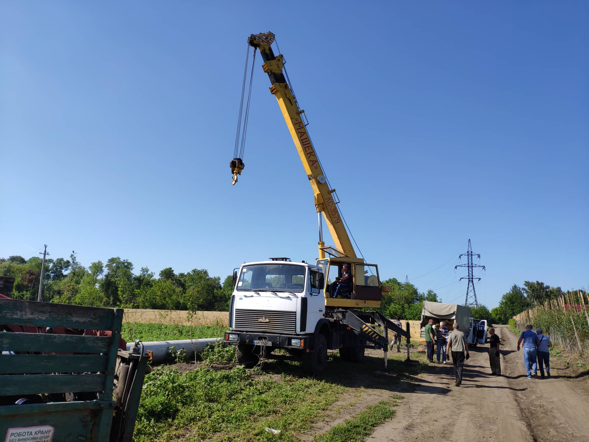 Бригади ремонтників з Житомира та Вінниці відновлюють електромережі в Хотинському районі: Бурбак допомагає фермерам впоратись з втратами врожаю