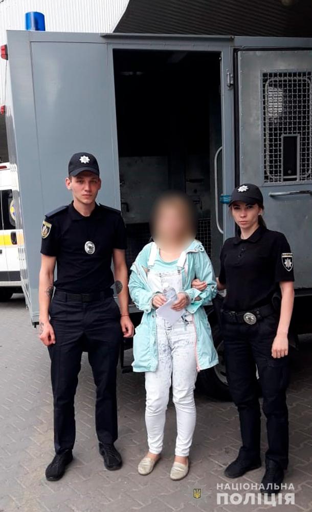 На Буковині арештували шахрайку, яка під приводом організації подорожей ошукала людей майже на 400 тисяч гривень