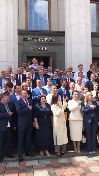 Народні депутати України гордо заспівали гімн на сходах Верховної Ради України: парламент найкращого скликання завершив свою роботу