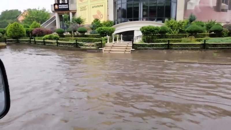 Сильна злива знову затопила вулиці Чернівців – відео