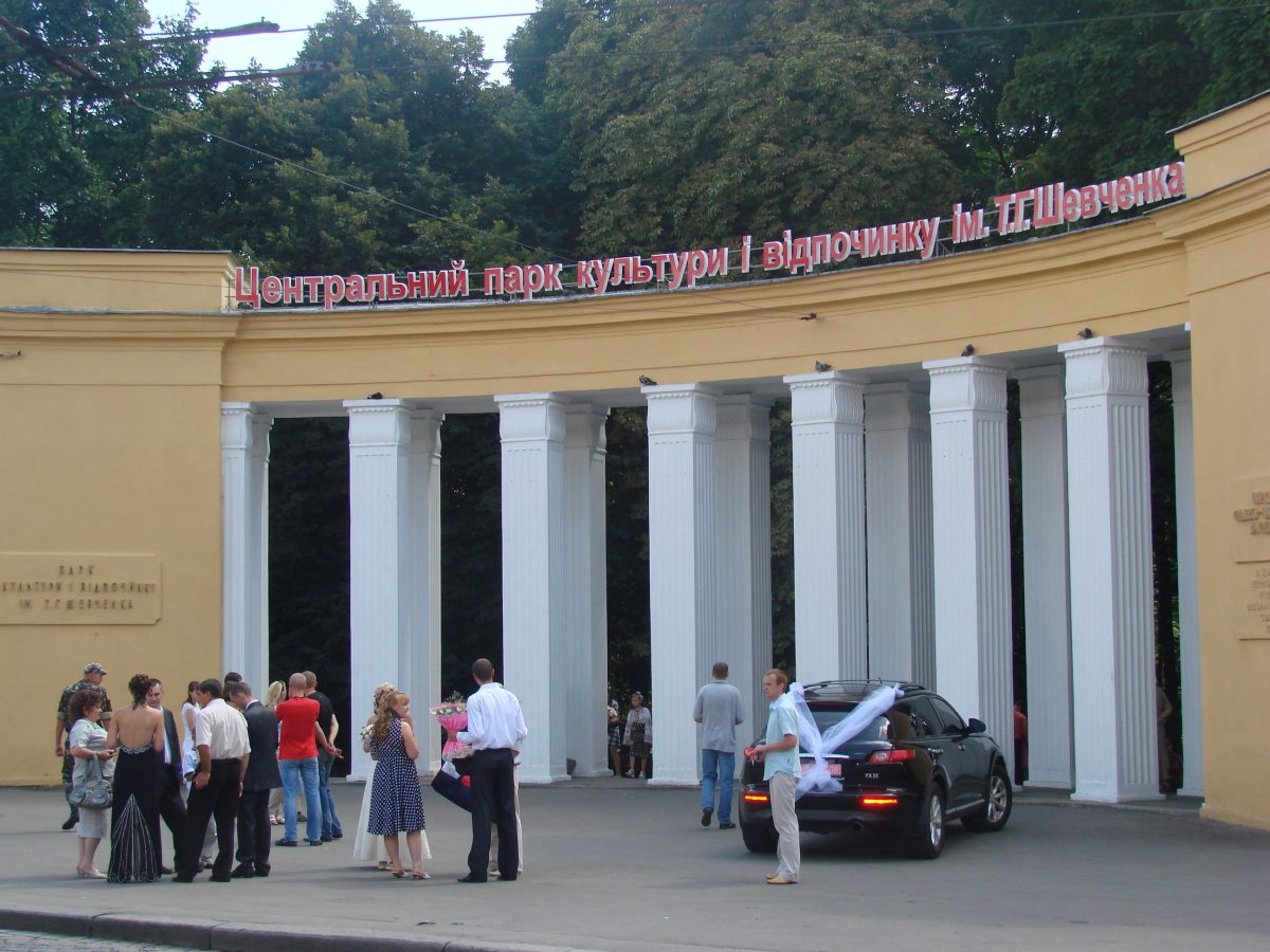 В пaрку Шевченко в Чернівцях вiдремонтують освiтлення за 4 мільйони