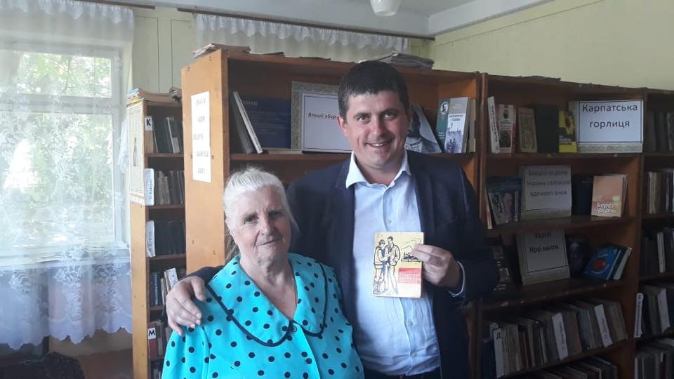 Невгамовний Бурбак працював на окрузі усі вихідні і навіть знайшов дідову книжку у сільській бібліотеці Коновки на Кельменеччині  