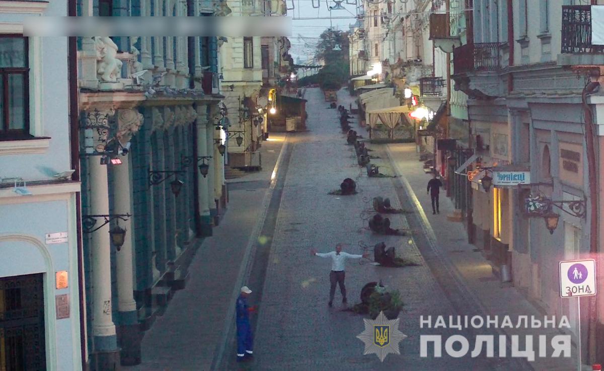 На вулиці Кобилянської у Чернівцях вандали поперекидали термочаші з вазонами (+відео)