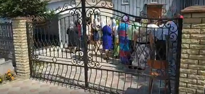 На Буковині парафіяни російської церкви забарикадувалися на подвір'ї храму у с. Михальча і не пускають  односельців 