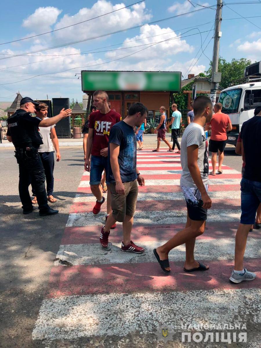 У Кіцмані невідомі особи заблокували рух вулицею Незалежності, рухаючись по пішохідному переходу 