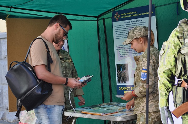 Від початку 2019 року майже чотири сотні контрактників з Чернівецької області направлено до Збройних Сил України 