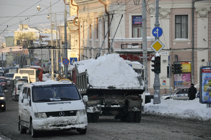 З Чернівців вивезли 1900 тон снігу і заборонили паркуватися в центрі