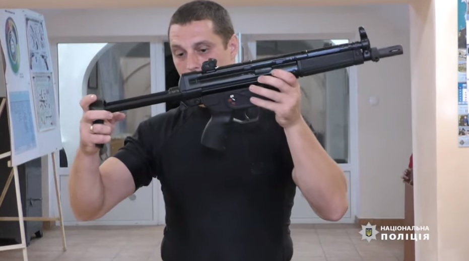 Буковинських поліцейських озброїли новими пістолетами-кулеметами