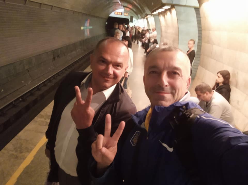 Нардепи Мазурашу і Божик з Буковини похизувалися фотографією з київської підземки і поскаржилися на дороге столичне життя